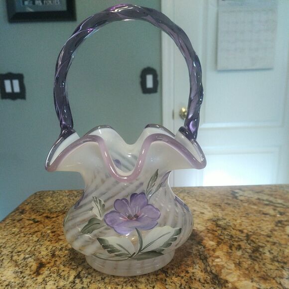 Rare FENTON (H/P) SIGNED BY M.YOUNG GLASS BASKET WHITE PURPLE BEAUTIFUL - Picture 1 of 9